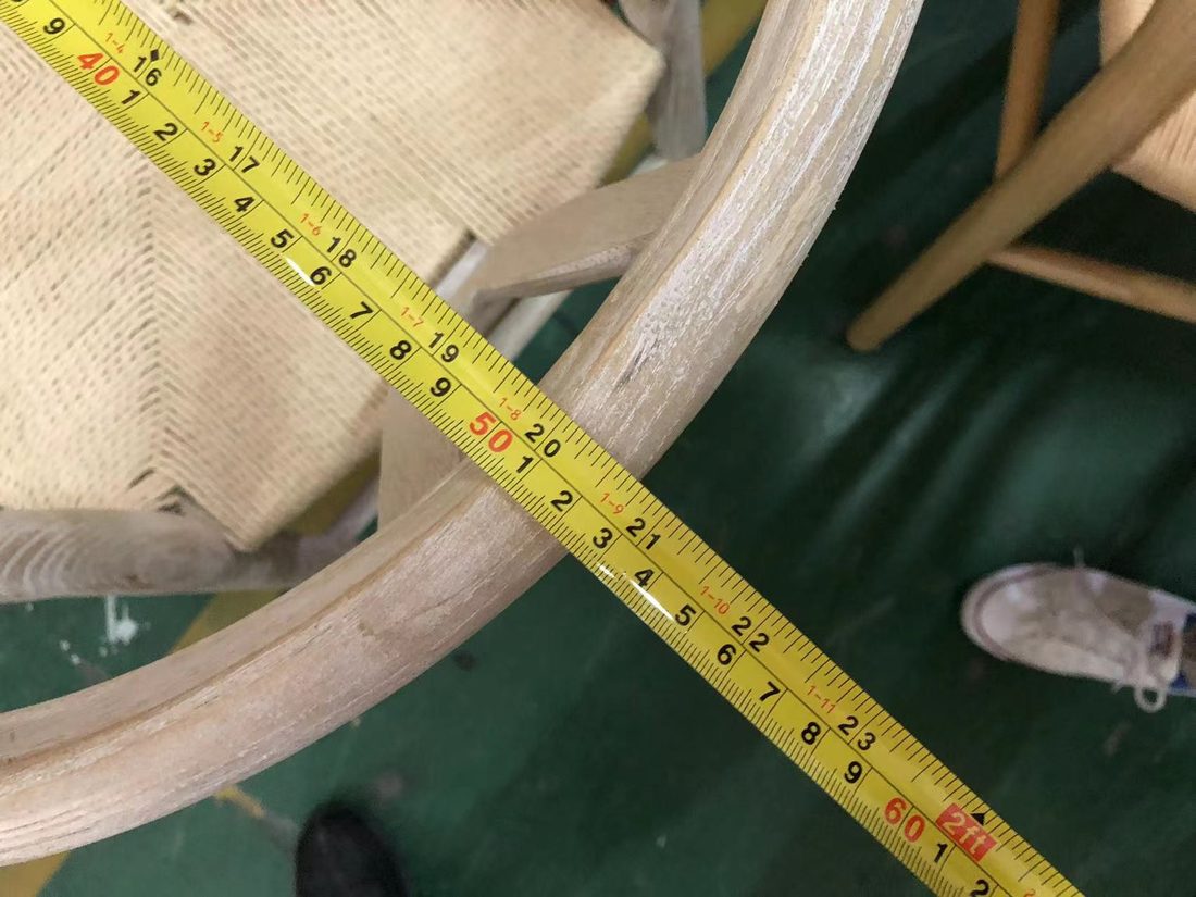 Medición de una silla con cinta métrica durante la inspección
