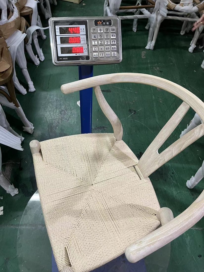Pesaje de una silla sobre báscula de plataforma