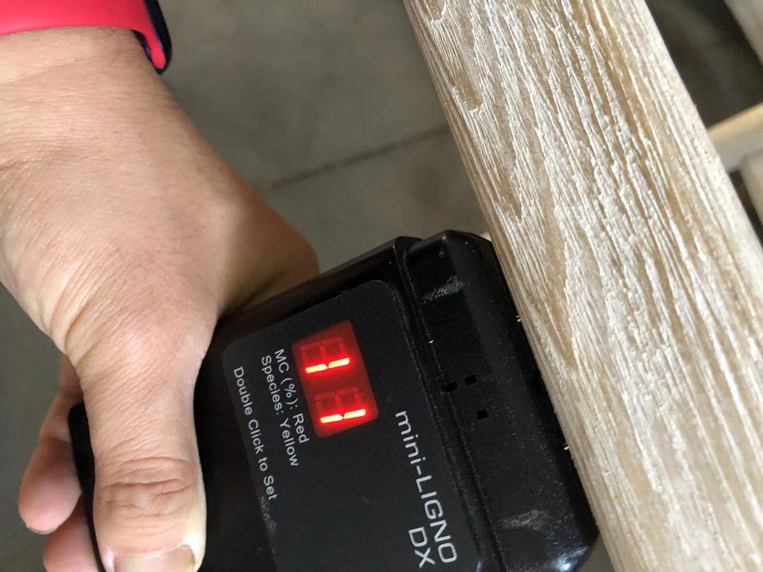 Higrómetro midiendo la humedad de una pata de madera